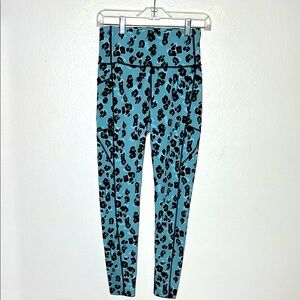 Stylish Blue Leopard Print Leggings